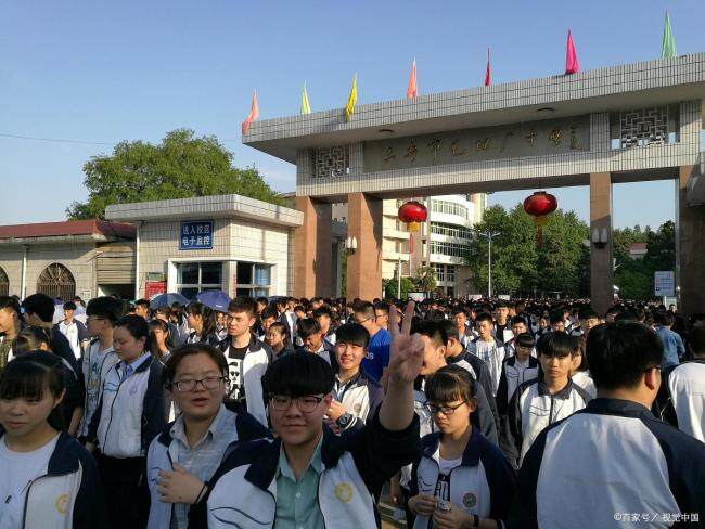 小镇万人空巷送千名高考生