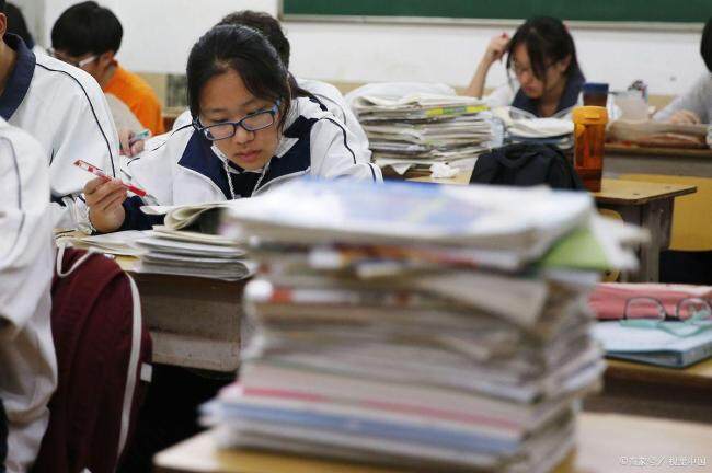 高三男生课间秀花式扣篮 青春飞扬引热议