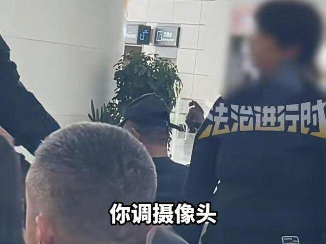 女子用包占座与大爷发生争执 理应让座引发争议