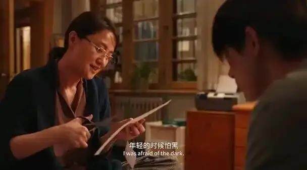 韦一航角色号晒朱媛媛背影配文：妈妈 缅怀永恒的母爱