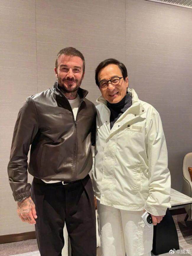 成龙晒出与姚明奥尼尔等人的合影 老友相聚格外开心