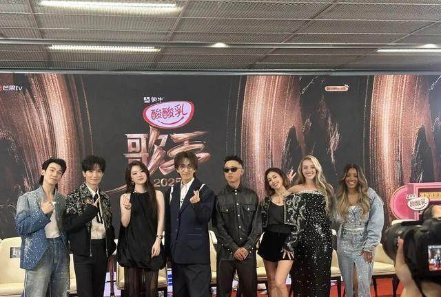 格莱美奖评委直播锐评《歌手2025》 音乐豪赌引全民狂欢