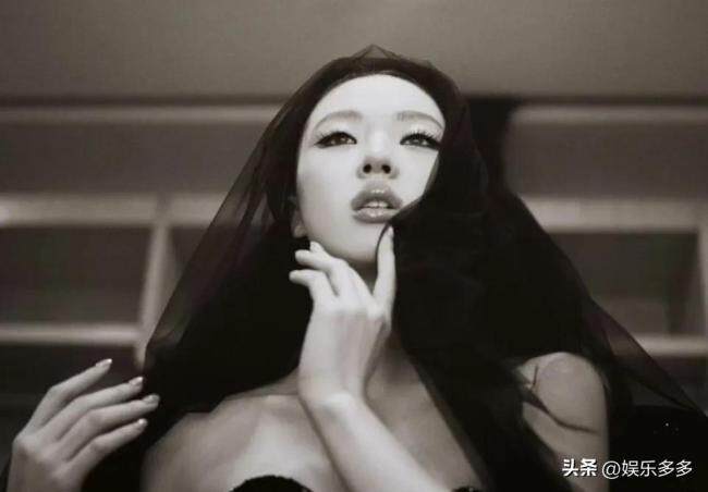 单依纯在《歌手》发布会上打瞌睡 00后松弛感引热议