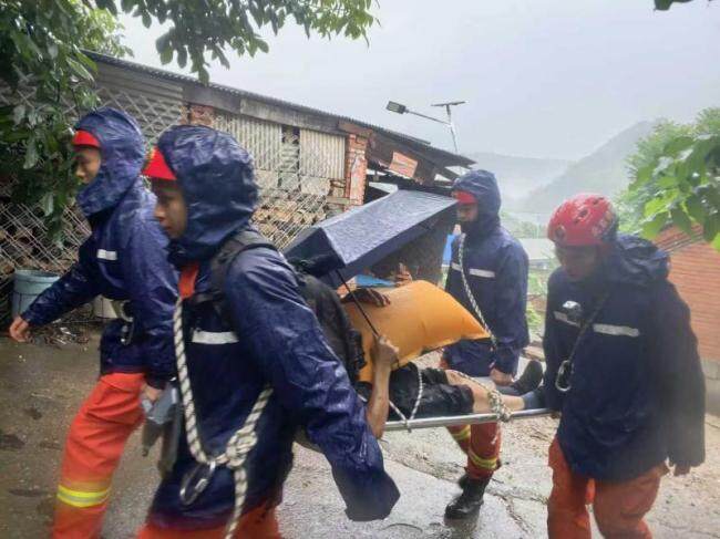 北京消防转移多名被困群众 连夜奋战救援