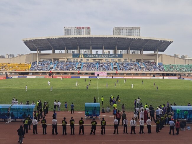 香港明星足球队安徽临泉友谊赛举行 万人共赏足球盛宴