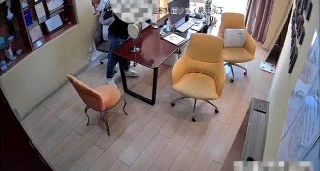 杨某偷医院办公室内手机被拘