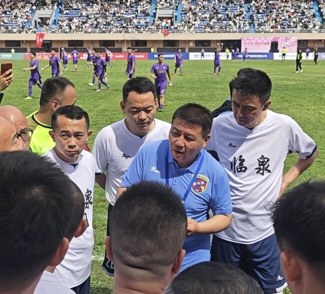 香港明星足球队安徽临泉友谊赛举行 万人共赏足球盛宴