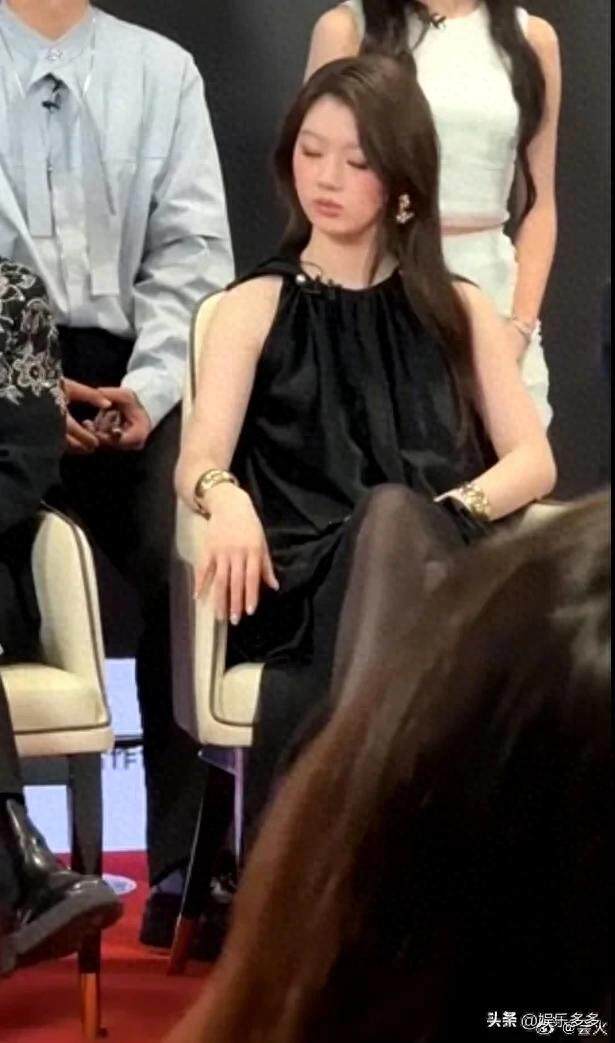 单依纯在《歌手》发布会上打瞌睡