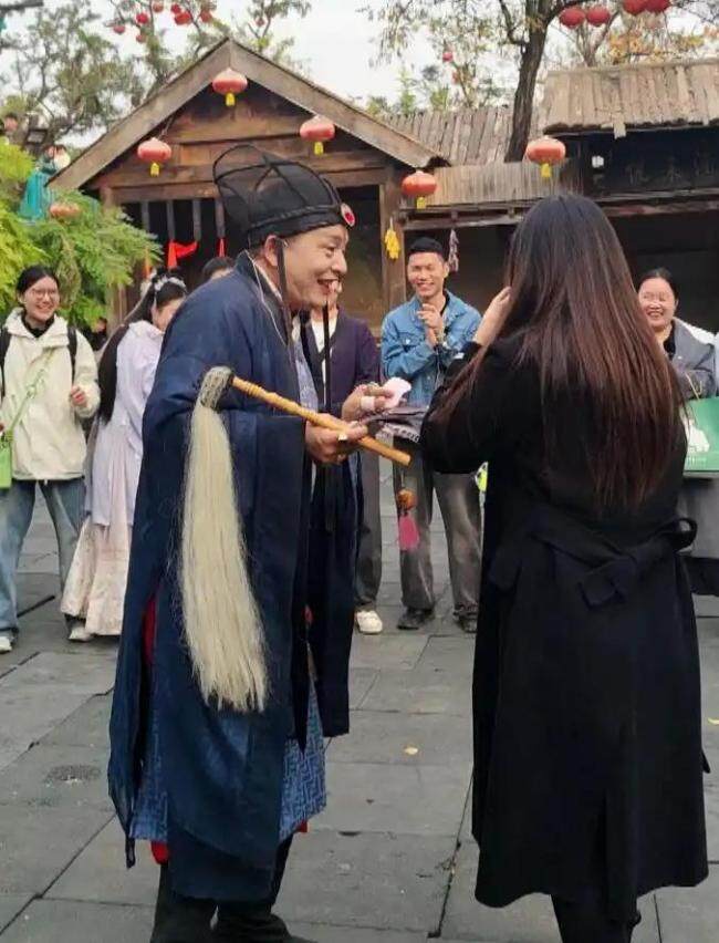 开封“王婆”回应角色争议