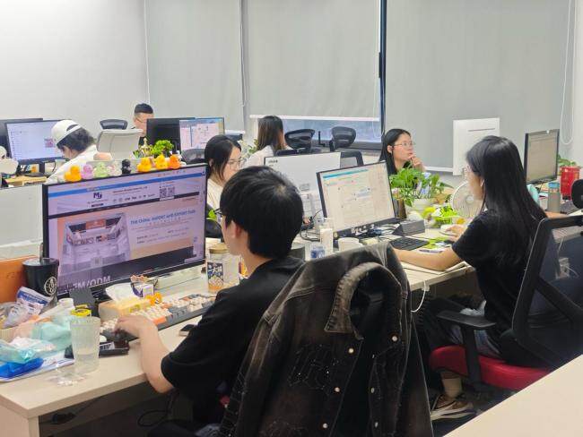 义乌老板接到美客商30万双袜子订单 关税下调刺激采购热潮