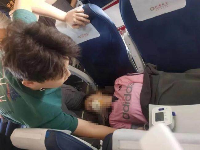 医学生飞机上救人表示不后悔不后怕 用行动证明医者仁心