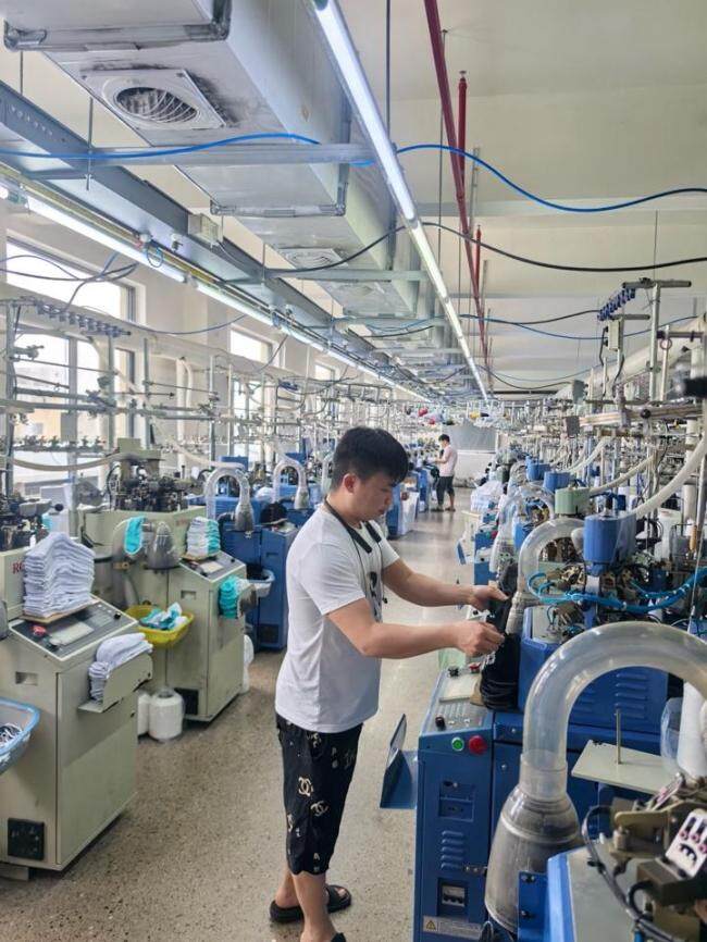 义乌老板接到美客商30万双袜子订单