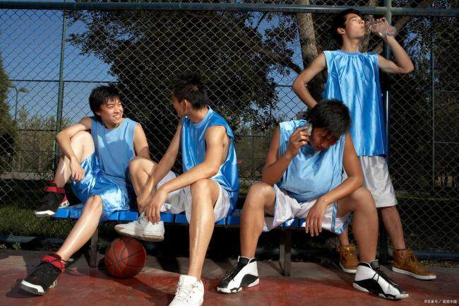 高三男生课间秀花式扣篮