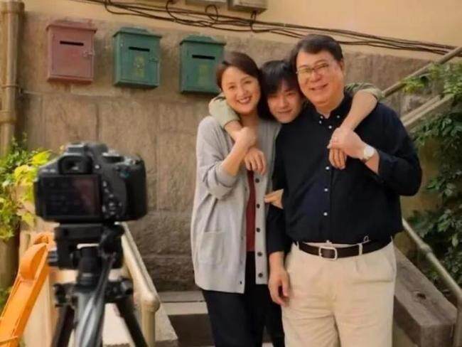 韦一航角色号晒朱媛媛背影配文：妈妈 缅怀永恒的母爱