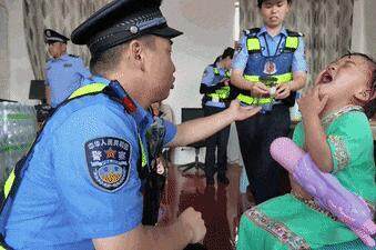 民警泼水节2小时捡了12个娃 萌娃走失引关注