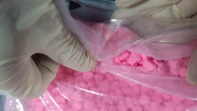 深圳邮局海关查获超18公斤摇头丸 快递包裹内藏毒品