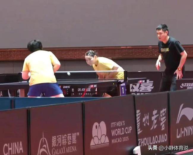 邱贻可陪练蒯曼时展示背后击球 备战中日对决