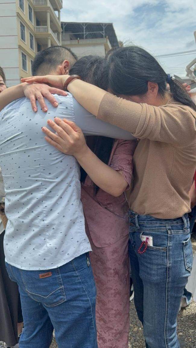 小伙被拐30年回家 母子相貌惊人一致