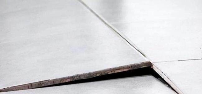 瓷砖空鼓被灌40斤胶水男子发声